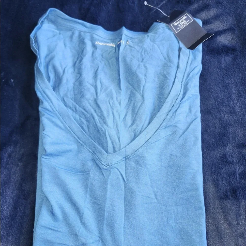 Abercrombie and Fitch Tee size Large NWT - Picture 3 of 4